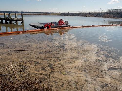 Oil sheen on Potomac near DC under investigation