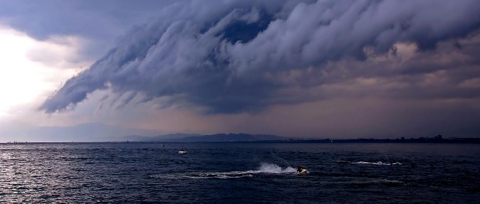 Three Tips for Any Boater  Facing A Powerful Summer Thunderstorm