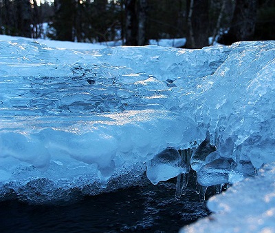 UNDERWATER SPRINGS AND EDGES OF MOVING WATER